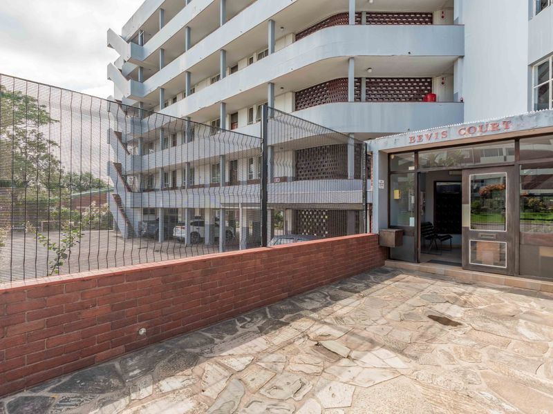 " Corner 2 Bed In Hot Demand Apartment Block - Water Included In Levy " - Photo 2