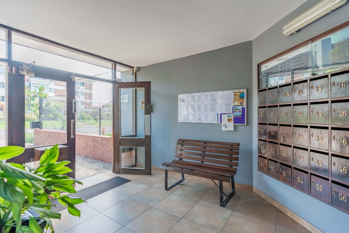 " Corner 2 Bed In Hot Demand Apartment Block - Water Included In Levy " - Photo 4