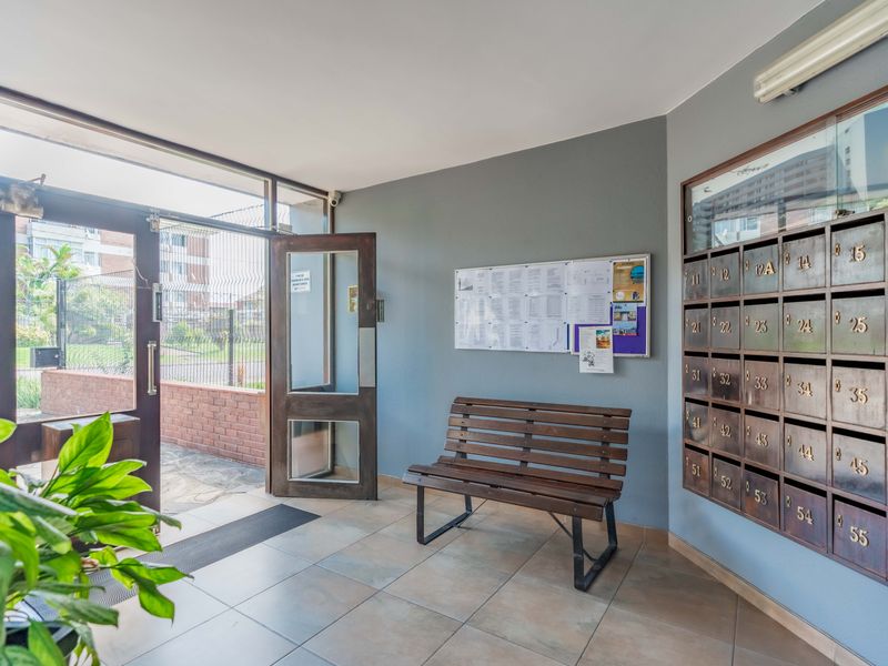 " Corner 2 Bed In Hot Demand Apartment Block - Water Included In Levy " - Photo 4