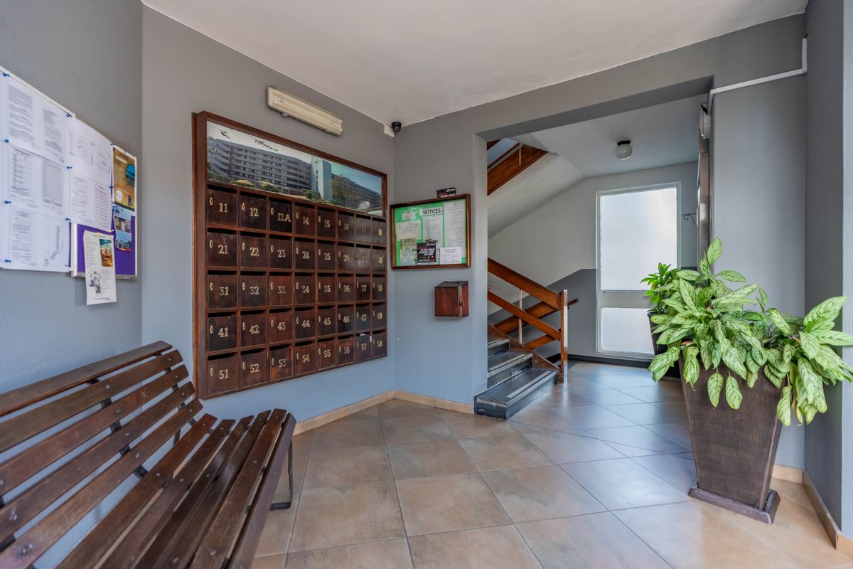 " Corner 2 Bed In Hot Demand Apartment Block - Water Included In Levy " - Photo 3