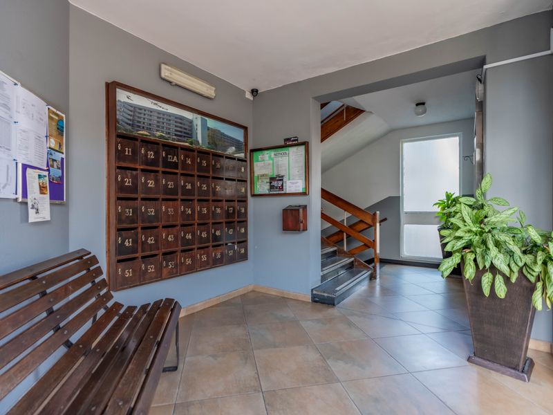 " Corner 2 Bed In Hot Demand Apartment Block - Water Included In Levy " - Photo 3