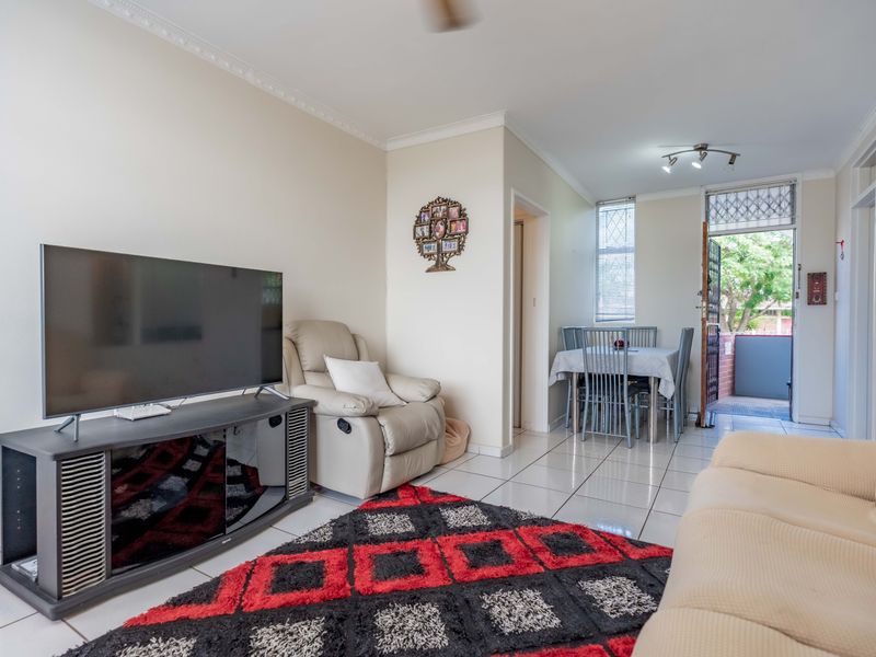 " Corner 2 Bed In Hot Demand Apartment Block - Water Included In Levy " - Photo 7