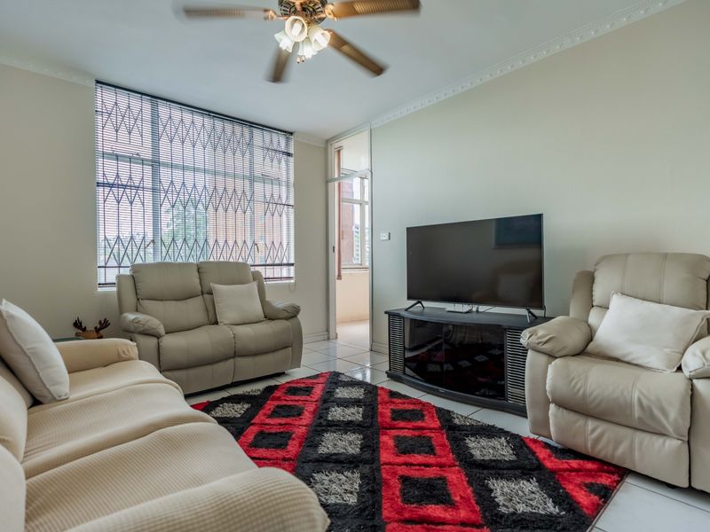 " Corner 2 Bed In Hot Demand Apartment Block - Water Included In Levy " - Photo 6