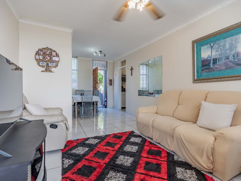 " Corner 2 Bed In Hot Demand Apartment Block - Water Included In Levy " - Photo 8