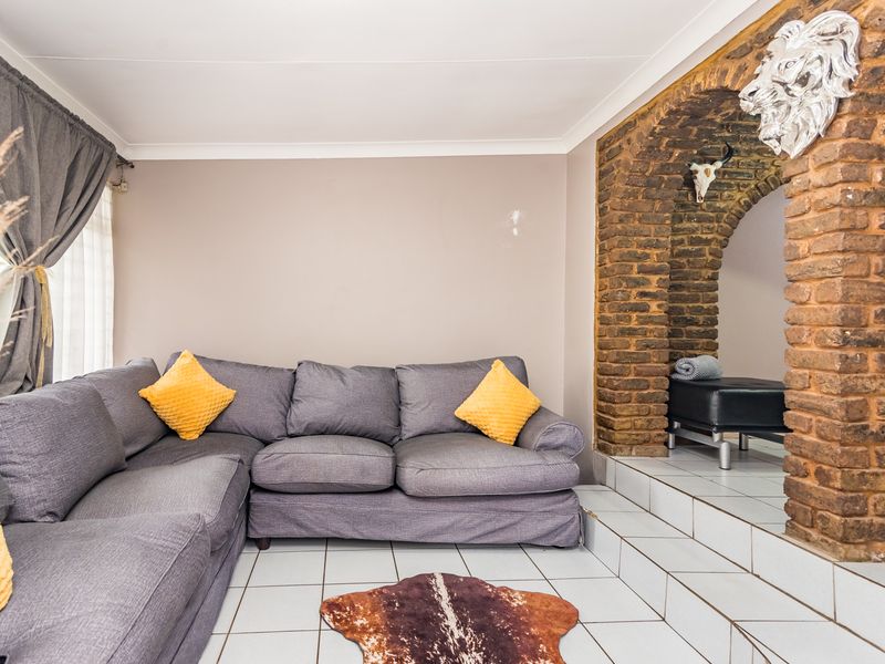 3 Bedroom House For Sale Complete With Flatlet & Out Buildings In Boltonia - Photo 10