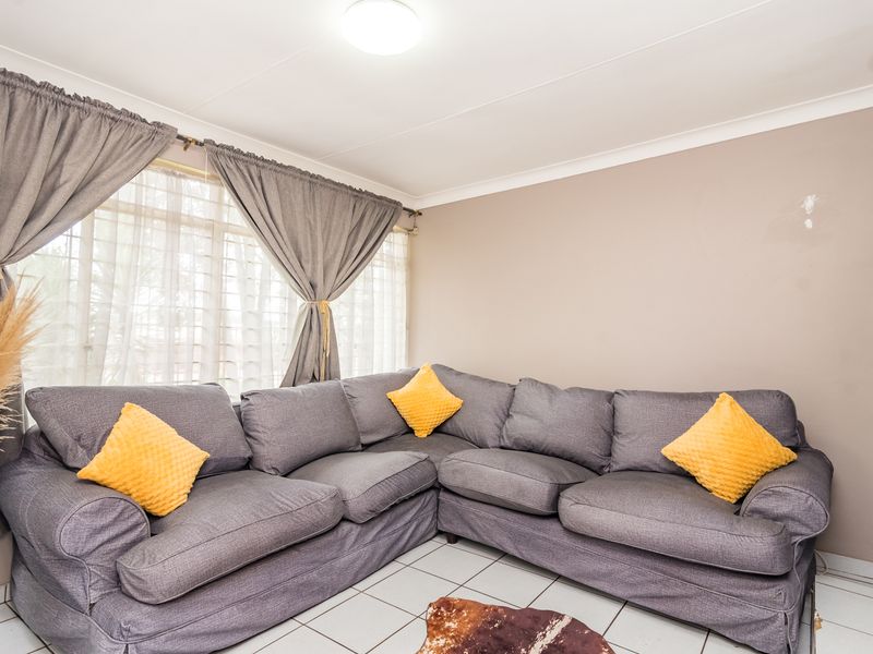 3 Bedroom House For Sale Complete With Flatlet & Out Buildings In Boltonia - Photo 9