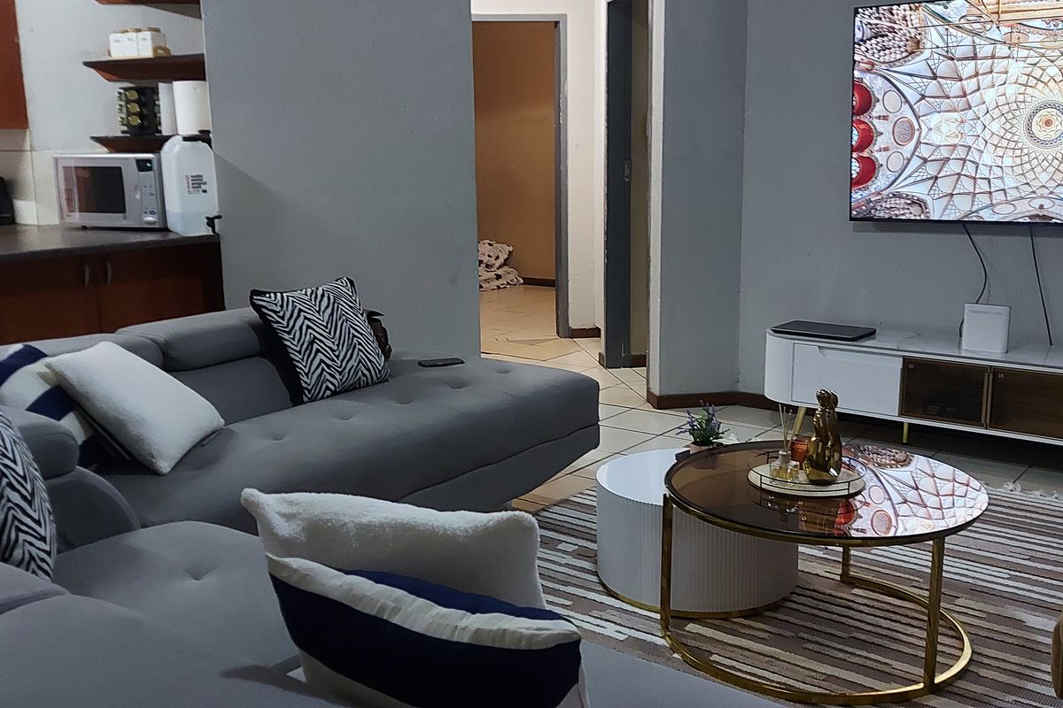 2 Bedroom Apartment in East End, Rustenburg  This charming ground floor apartment offers 2 bedrooms, - Photo 5