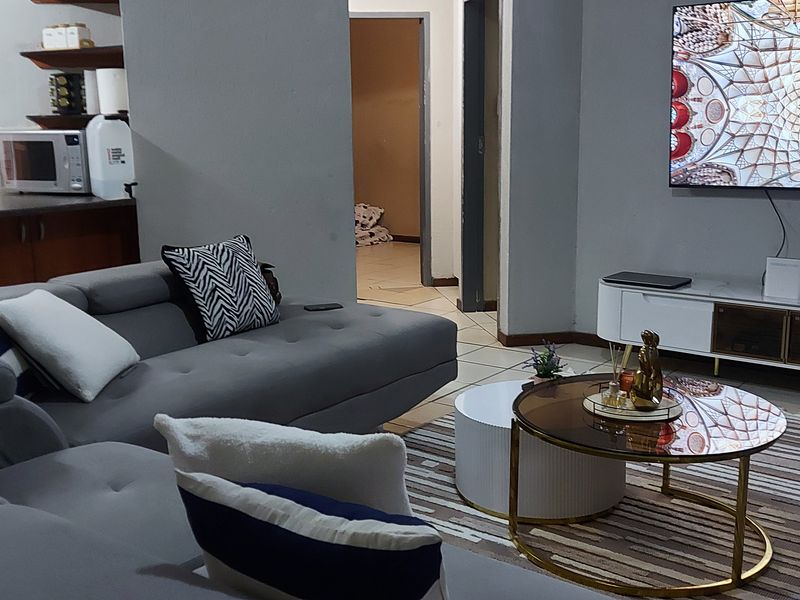 2 Bedroom Apartment in East End, Rustenburg  This charming ground floor apartment offers 2 bedrooms, - Photo 5