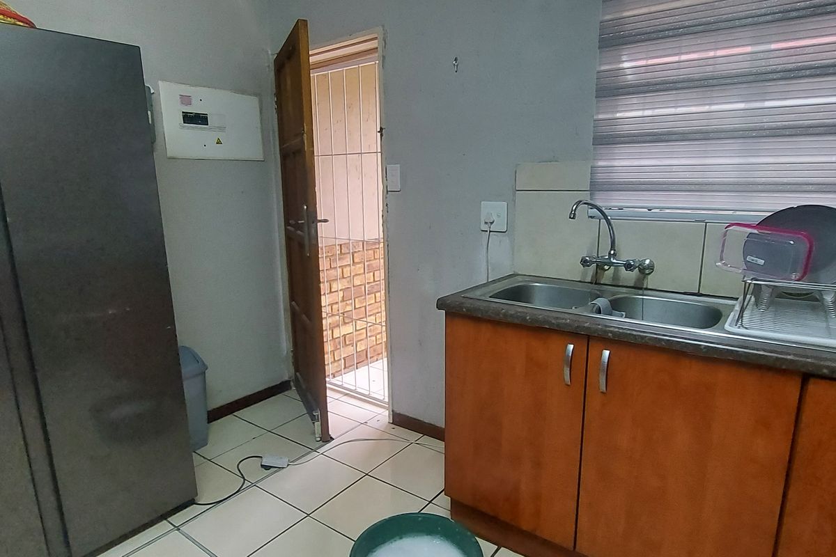 2 Bedroom Apartment in East End, Rustenburg  This charming ground floor apartment offers 2 bedrooms, - Photo 4