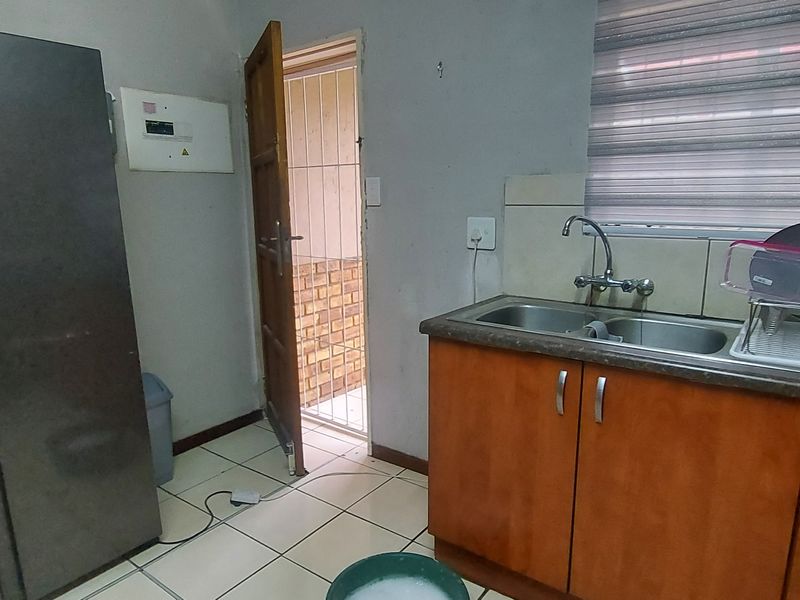 2 Bedroom Apartment in East End, Rustenburg  This charming ground floor apartment offers 2 bedrooms, - Photo 4