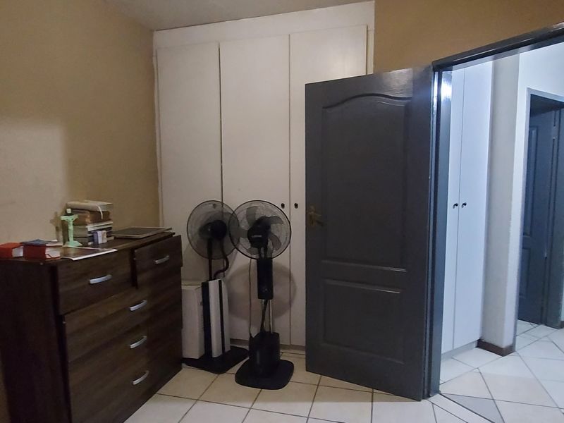 2 Bedroom Apartment in East End, Rustenburg  This charming ground floor apartment offers 2 bedrooms, - Photo 10