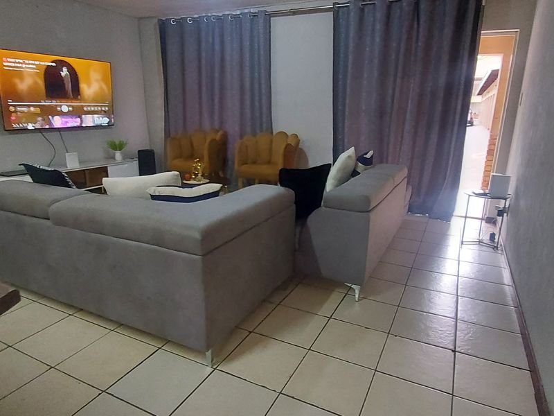 2 Bedroom Apartment in East End, Rustenburg  This charming ground floor apartment offers 2 bedrooms, - Photo 8