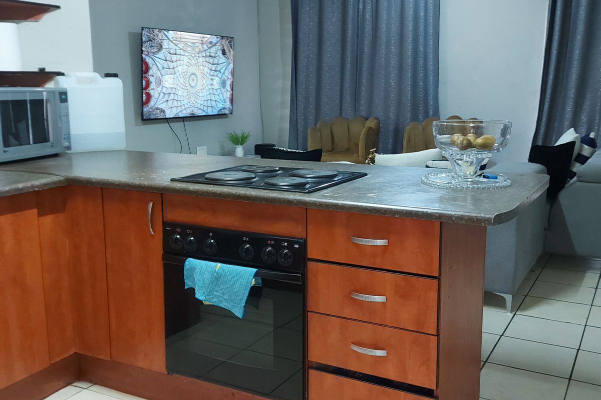 2 Bedroom Apartment in East End, Rustenburg  This charming ground floor apartment offers 2 bedrooms, - Photo 3