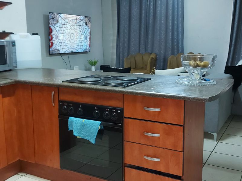 2 Bedroom Apartment in East End, Rustenburg  This charming ground floor apartment offers 2 bedrooms, - Photo 3