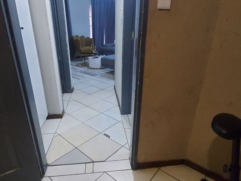 2 Bedroom Apartment in East End, Rustenburg  This charming ground floor apartment offers 2 bedrooms, - Photo 9