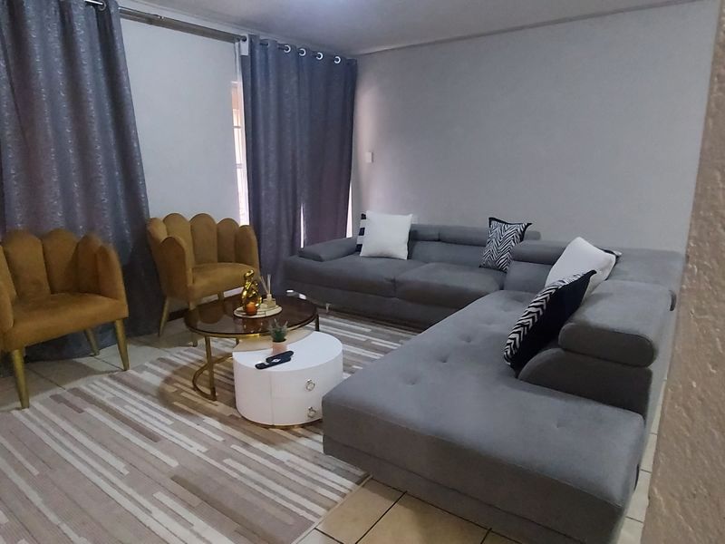 2 Bedroom Apartment in East End, Rustenburg  This charming ground floor apartment offers 2 bedrooms, - Photo 7