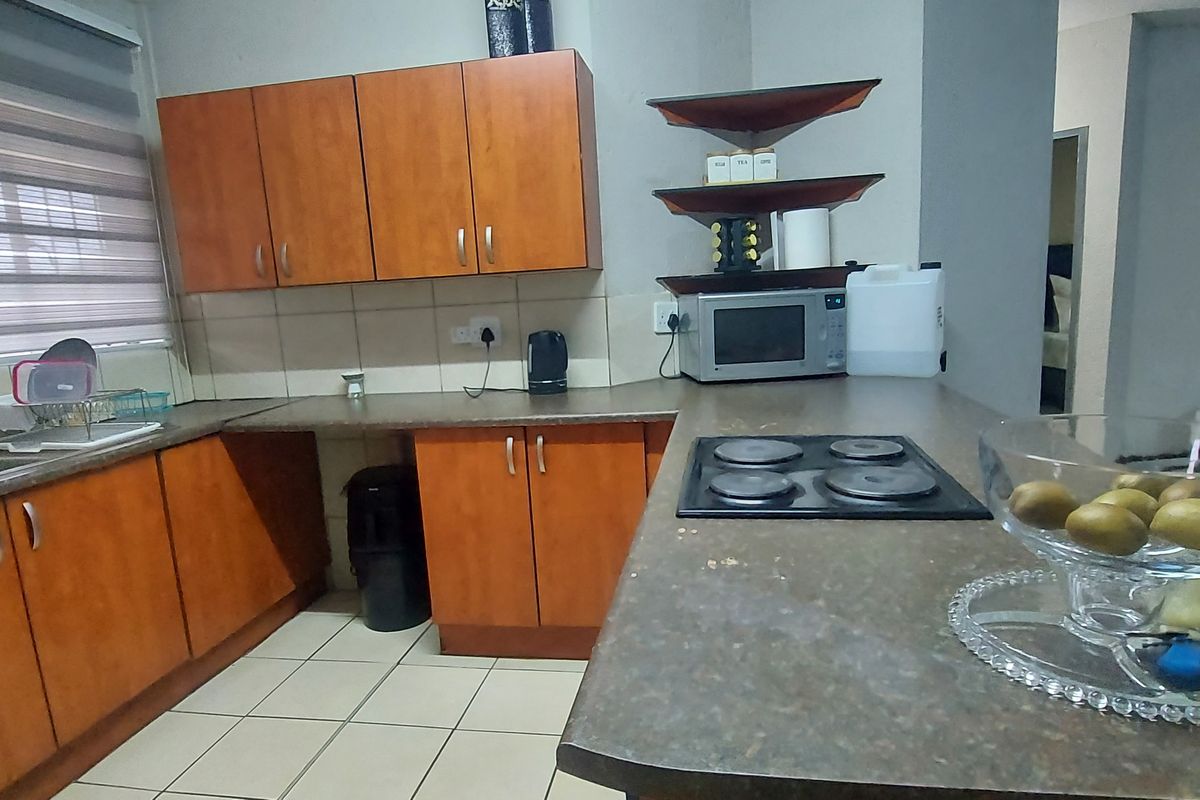 2 Bedroom Apartment in East End, Rustenburg  This charming ground floor apartment offers 2 bedrooms, - Photo 2