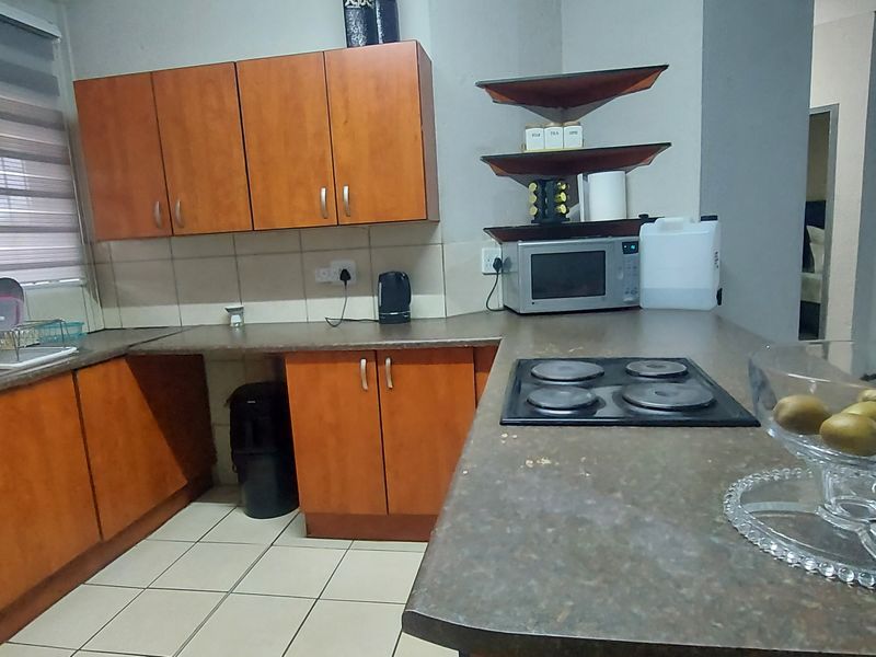 2 Bedroom Apartment in East End, Rustenburg  This charming ground floor apartment offers 2 bedrooms, - Photo 2