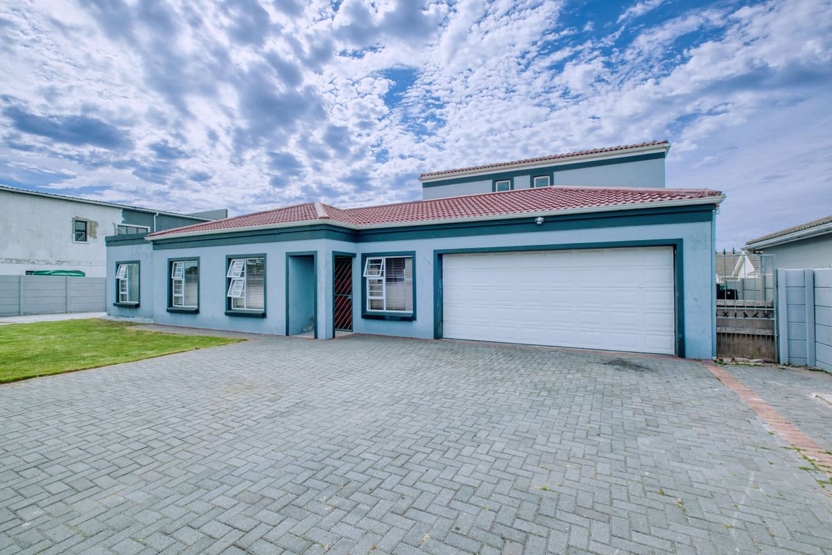 Modern & Spacious Double-Storey Home in the Heart of Fairview - Photo 2