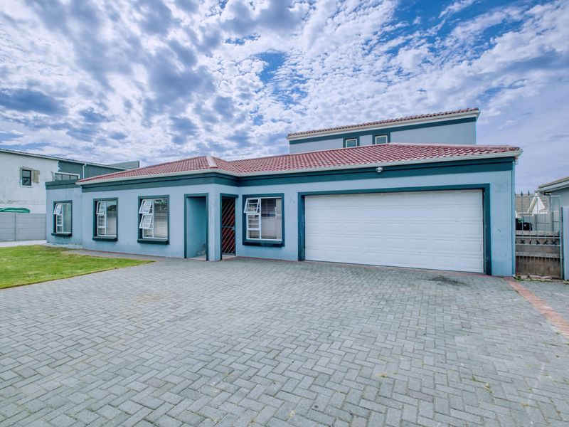 Modern & Spacious Double-Storey Home in the Heart of Fairview - Photo 2