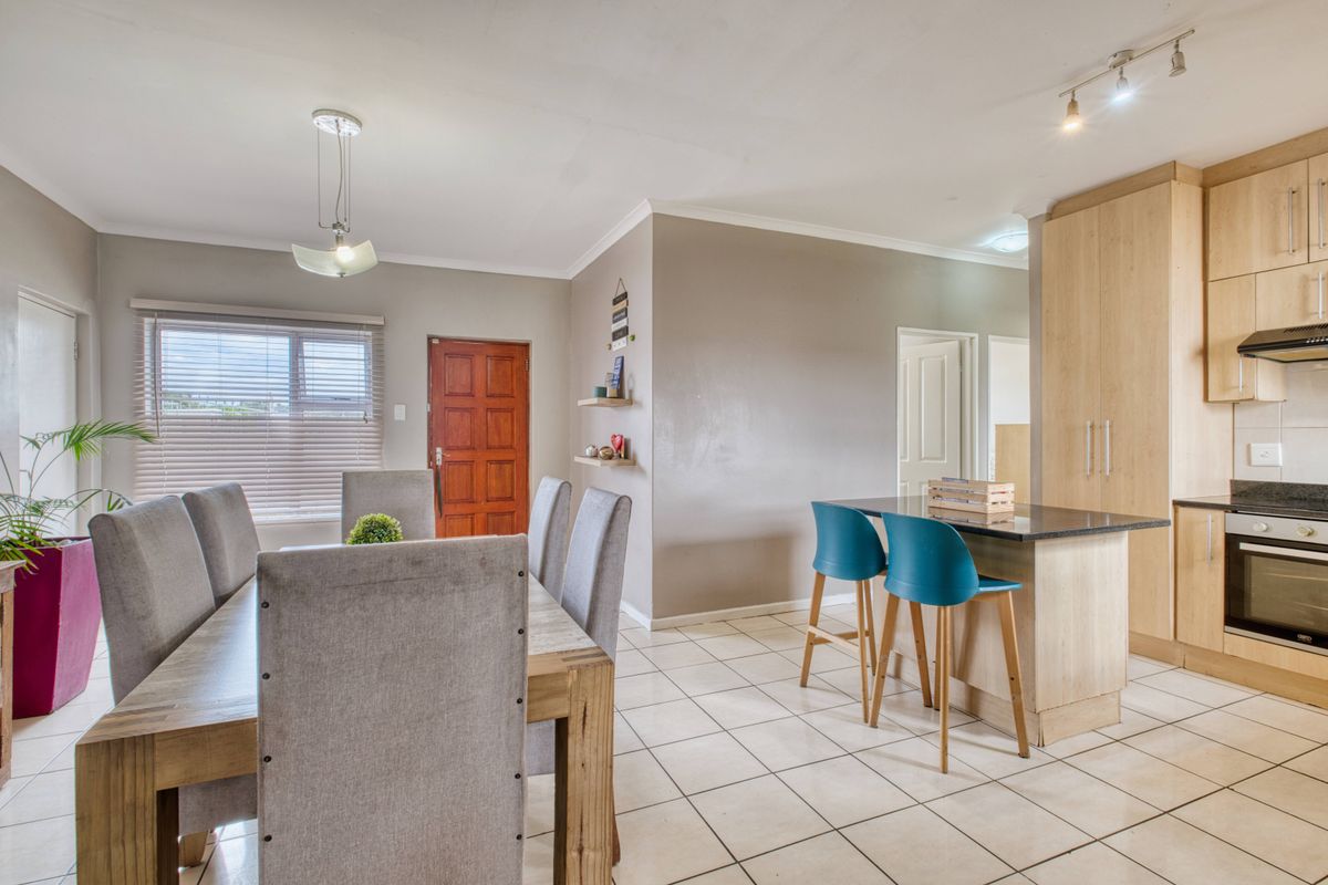 Modern & Spacious Double-Storey Home in the Heart of Fairview - Photo 4