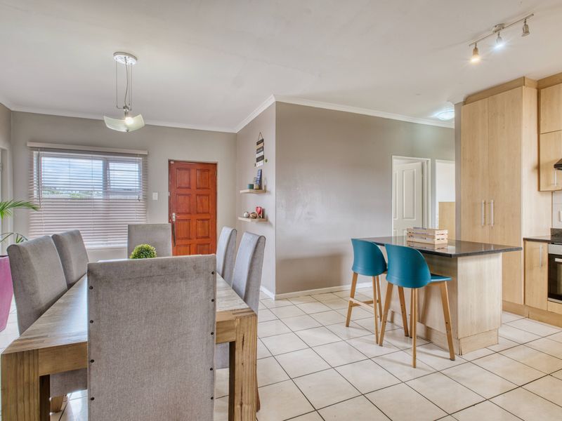 Modern & Spacious Double-Storey Home in the Heart of Fairview - Photo 4