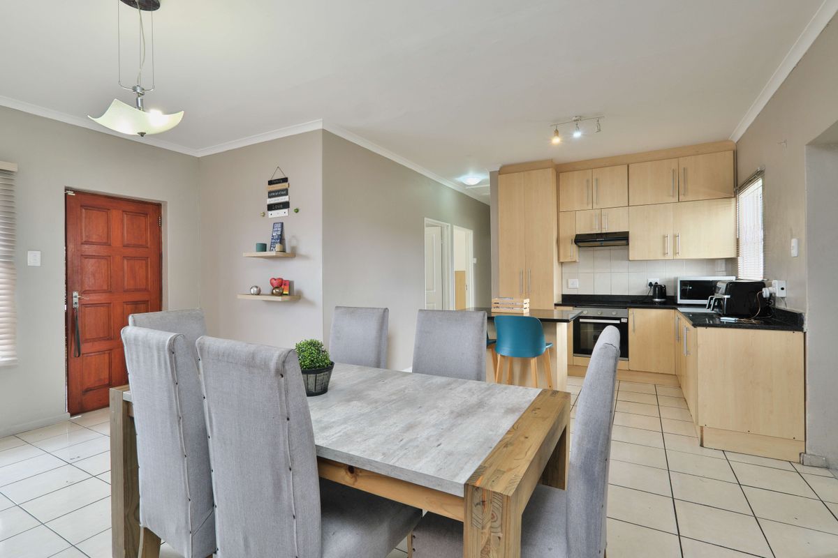 Modern & Spacious Double-Storey Home in the Heart of Fairview - Photo 5