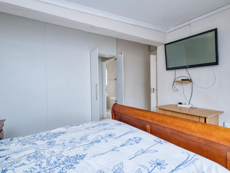 Modern & Spacious Double-Storey Home in the Heart of Fairview - Photo 10