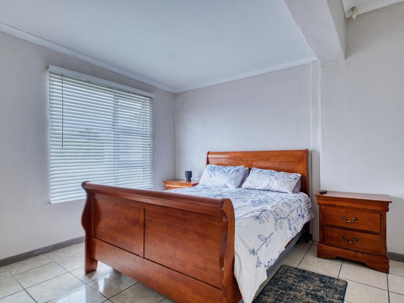 Modern & Spacious Double-Storey Home in the Heart of Fairview - Photo 9