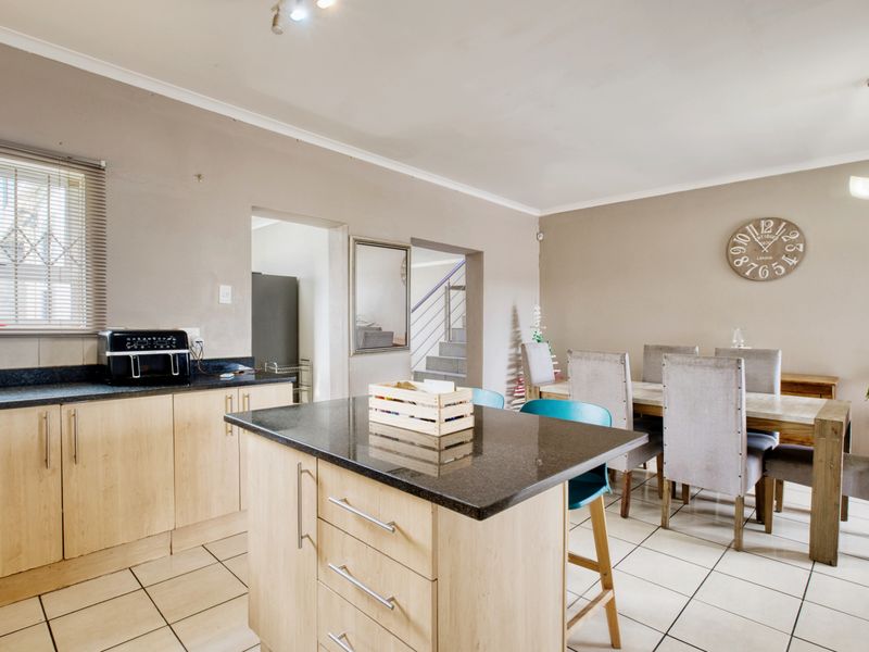 Modern & Spacious Double-Storey Home in the Heart of Fairview - Photo 7