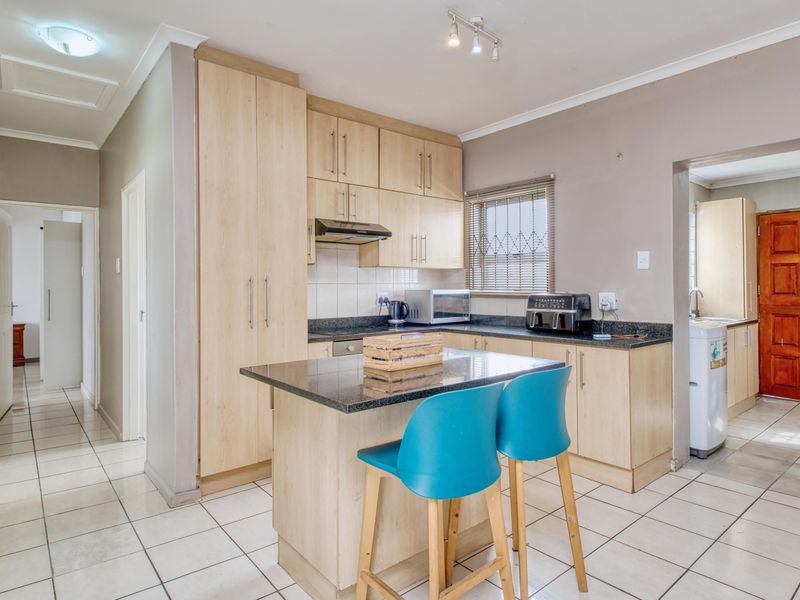 Modern & Spacious Double-Storey Home in the Heart of Fairview - Photo 6