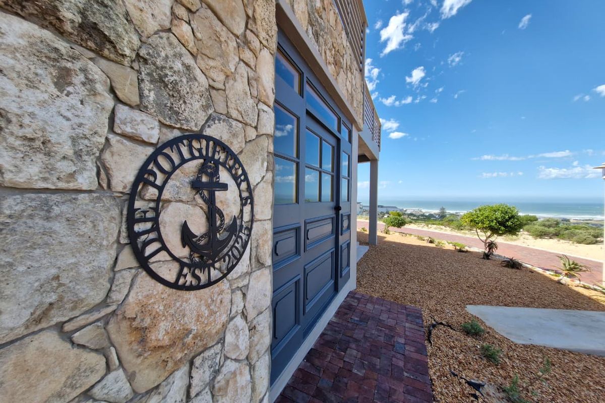 Spacious Coastal Masterpiece with Uninterrupted Ocean Views – Fully Furnished - Photo 2