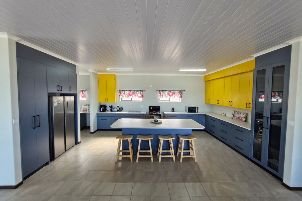 Spacious Coastal Masterpiece with Uninterrupted Ocean Views – Fully Furnished - Photo 3