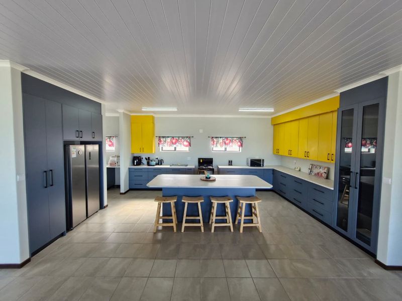 Spacious Coastal Masterpiece with Uninterrupted Ocean Views – Fully Furnished - Photo 3