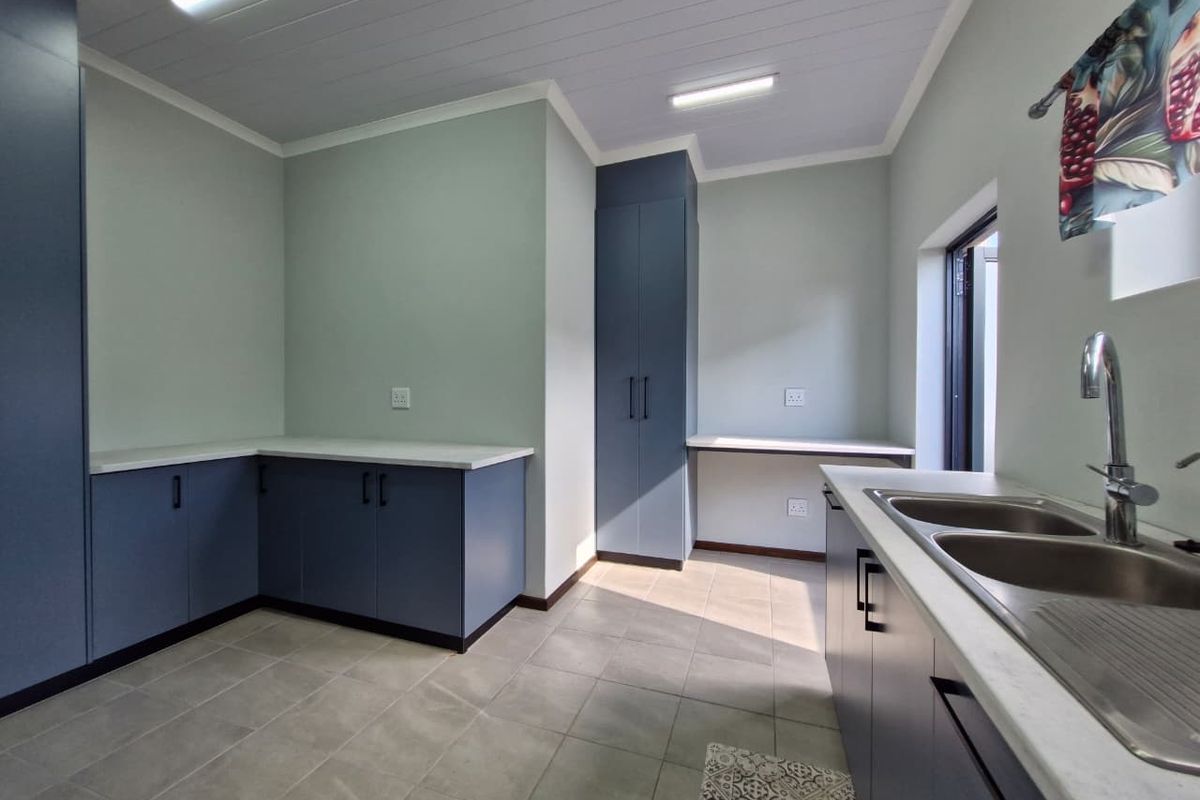 Spacious Coastal Masterpiece with Uninterrupted Ocean Views – Fully Furnished - Photo 5