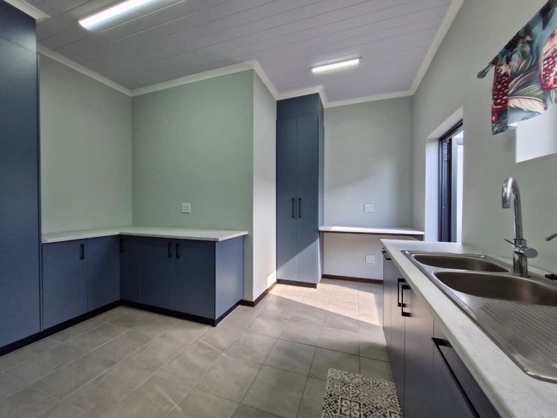 Spacious Coastal Masterpiece with Uninterrupted Ocean Views – Fully Furnished - Photo 5