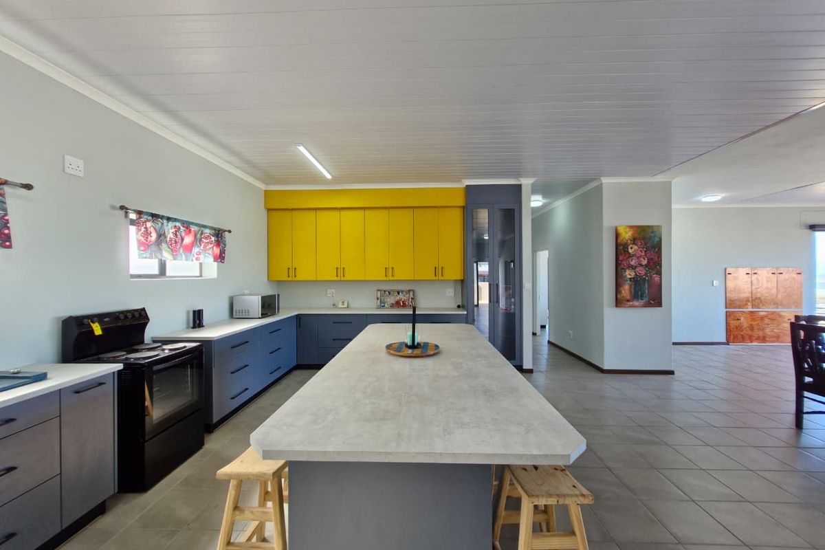 Spacious Coastal Masterpiece with Uninterrupted Ocean Views – Fully Furnished - Photo 4