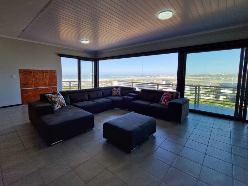 Spacious Coastal Masterpiece with Uninterrupted Ocean Views – Fully Furnished - Photo 8