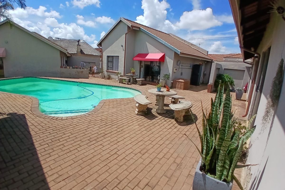 Stunning Family home ideal for large family - Photo 3