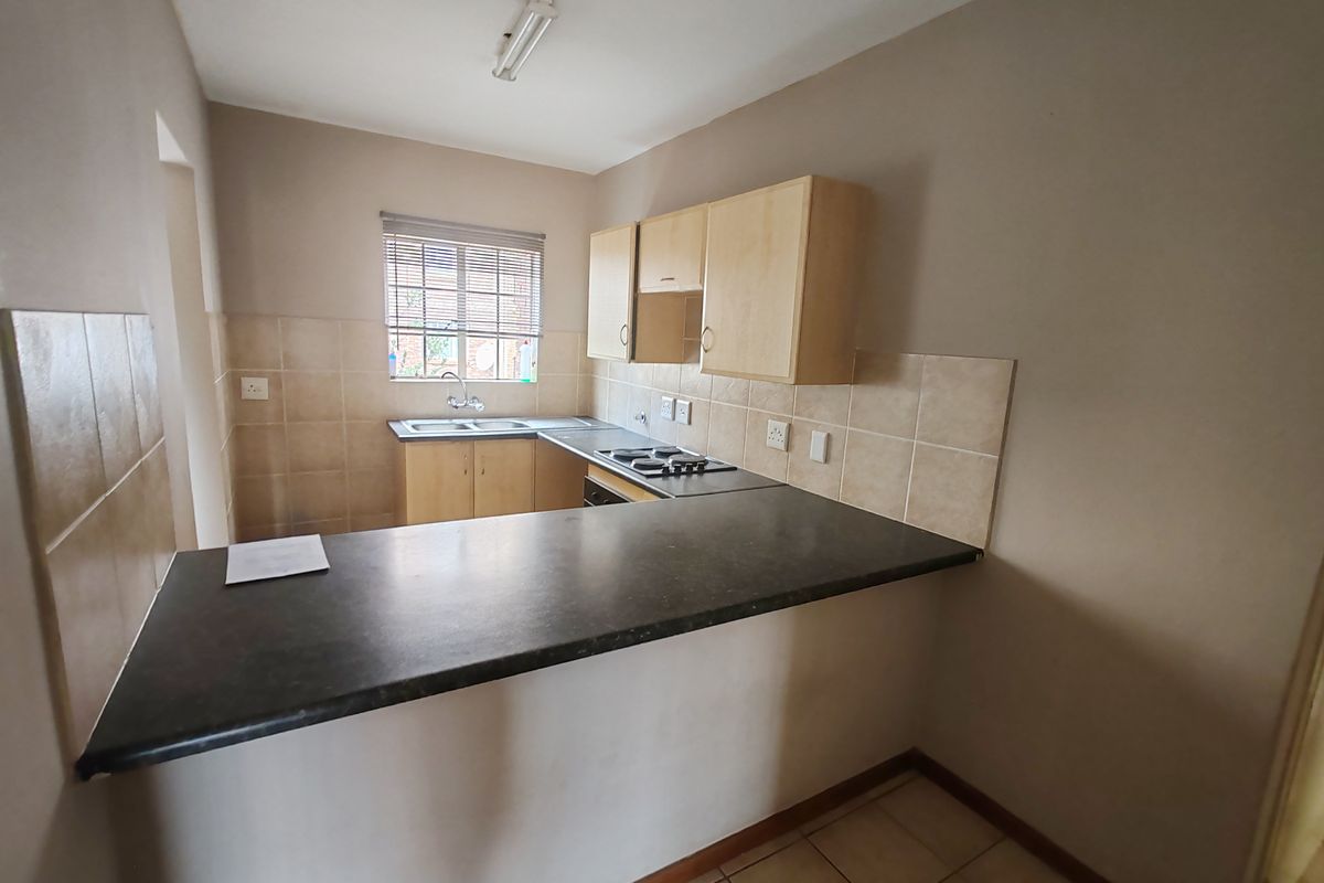 Spacious First-Floor Apartment in Secure Daffodil Gardens!!! - Photo 5