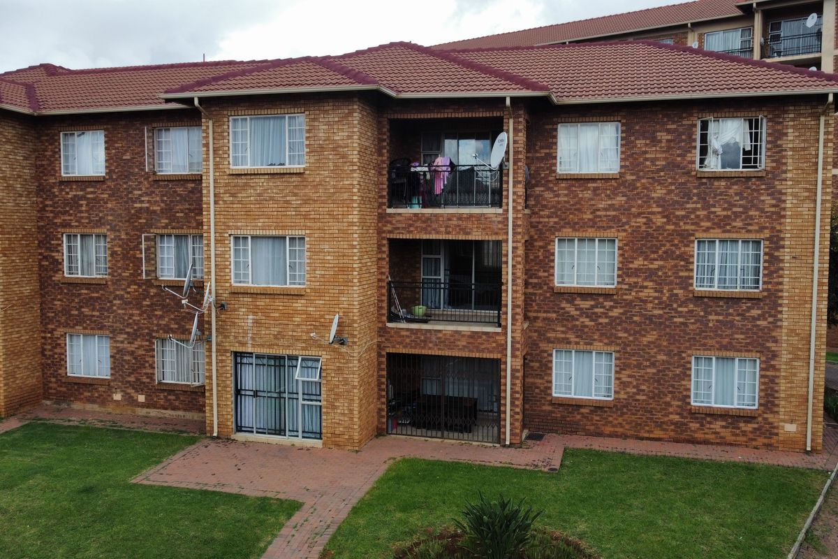 Spacious First-Floor Apartment in Secure Daffodil Gardens!!! - Photo 3