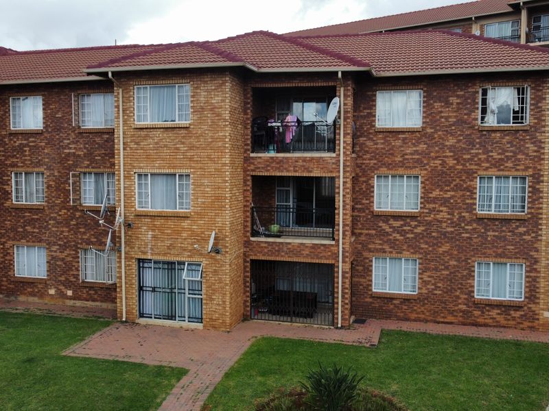 Spacious First-Floor Apartment in Secure Daffodil Gardens!!! - Photo 3