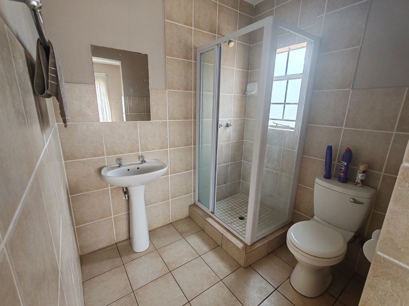 Spacious First-Floor Apartment in Secure Daffodil Gardens!!! - Photo 10