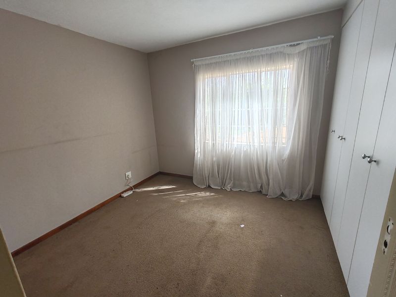 Spacious First-Floor Apartment in Secure Daffodil Gardens!!! - Photo 9