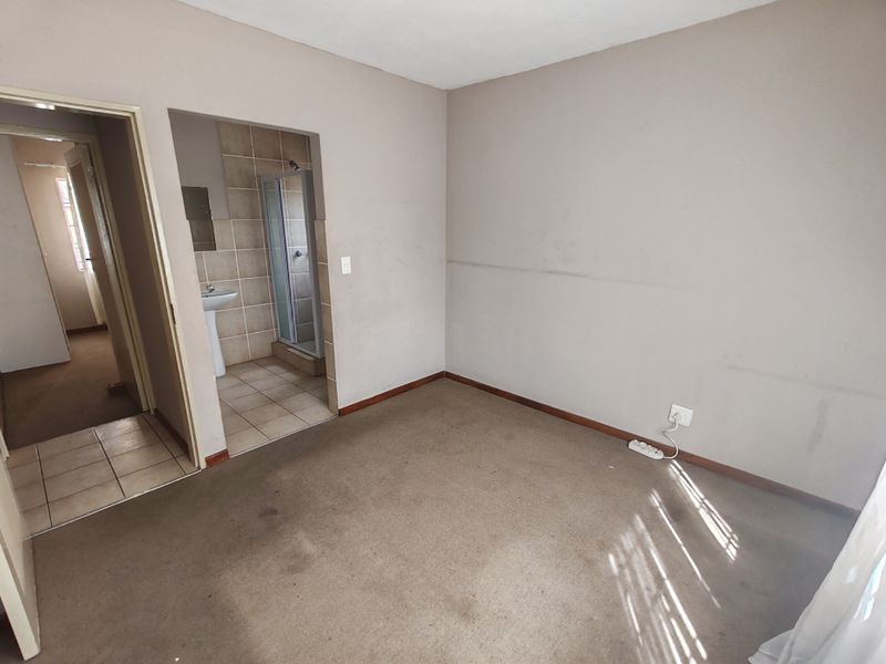 Spacious First-Floor Apartment in Secure Daffodil Gardens!!! - Photo 8