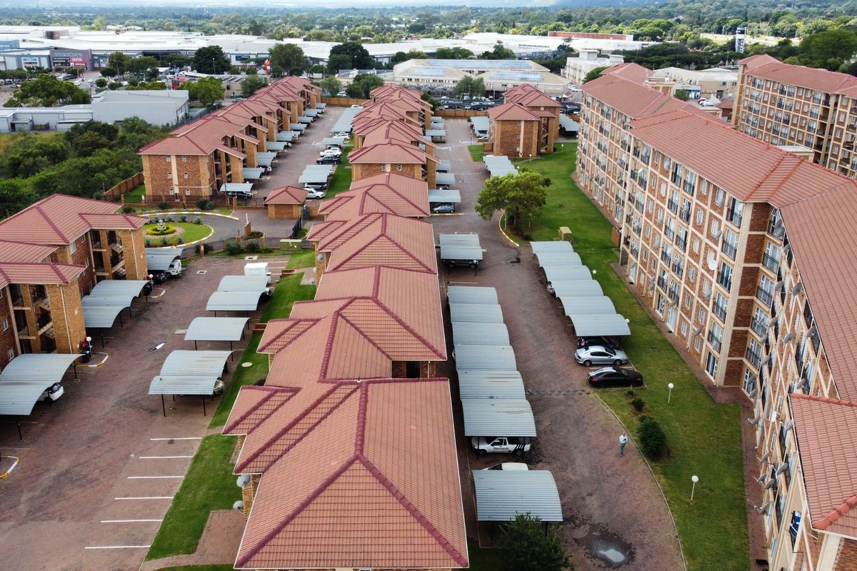 Spacious First-Floor Apartment in Secure Daffodil Gardens!!! - Photo 2