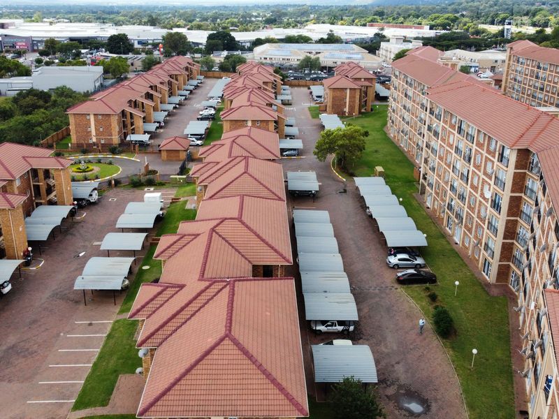 Spacious First-Floor Apartment in Secure Daffodil Gardens!!! - Photo 2