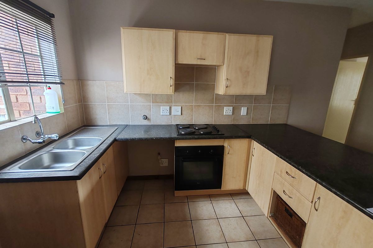 Spacious First-Floor Apartment in Secure Daffodil Gardens!!! - Photo 4