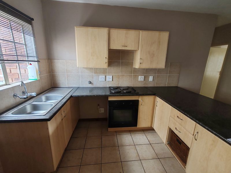 Spacious First-Floor Apartment in Secure Daffodil Gardens!!! - Photo 4