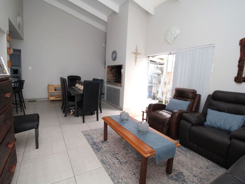 A spacious home in popular Groenkloof with farmland views and more. - Photo 4